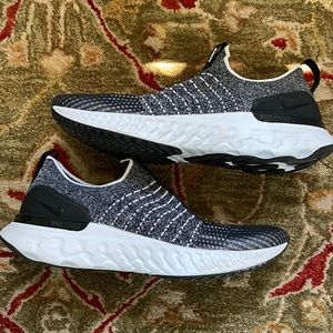 Nike Men’s React Phantom Run Flyknit running shoes, Size 11.5